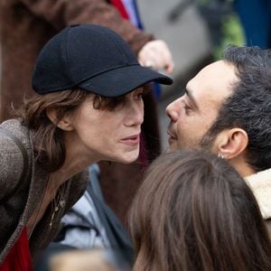 Roman de Kermadec et Charlotte Gainsbourg lors de l'inauguration de la passerelle Jane Birkin devant les 41-43 quai de Valmy à Paris le 13 décembre 2025.

© Cyril Moreau / Bestimage