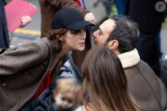Roman de Kermadec et Charlotte Gainsbourg lors de l'inauguration de la passerelle Jane Birkin devant les 41-43 quai de Valmy à Paris le 13 décembre 2025.

© Cyril Moreau / Bestimage