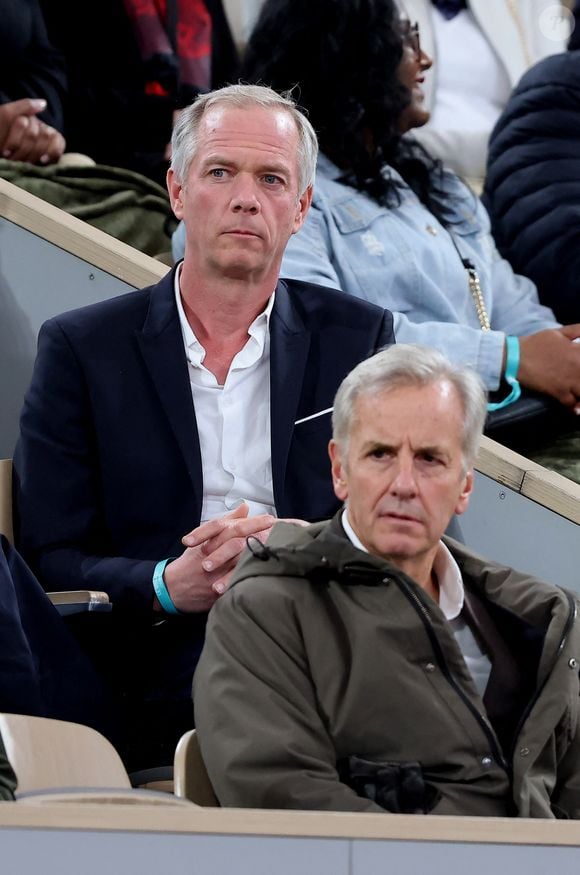 Et ceux-ci auront lieu plus tôt que prévu ! 

Julien Arnaud, Bernard de La Villardière dans les tribunes lors des Internationaux de France de Tennis de Roland Garros 2025, à Paris, France, le 4 juin 2025. © Jacovides-Moreau/Bestimage