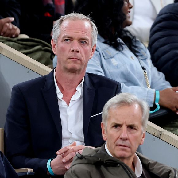 Et ceux-ci auront lieu plus tôt que prévu ! 

Julien Arnaud, Bernard de La Villardière dans les tribunes lors des Internationaux de France de Tennis de Roland Garros 2025, à Paris, France, le 4 juin 2025. © Jacovides-Moreau/Bestimage