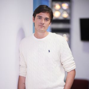 Exclusif - Alain-Fabien Delon en backstage de de l'émission "C à Vous" à Paris, France, le 18 octobre 2024. © Cyril Moreau/Bestimage