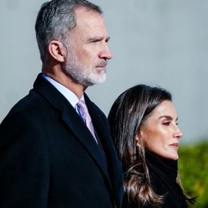 Le roi Felipe VI d'Espagne et la reine Letizia d'Espagne se rendent en Italie pour une visite d'État de trois jours à l'aéroport Adolfo Suarez Madrid Barajas le 10 décembre 2024 à Madrid, Espagne.