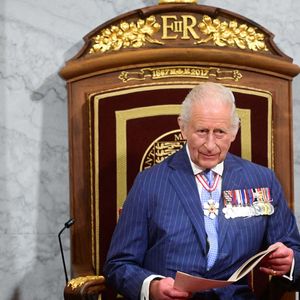 Le Premier ministre canadien Mark Carney écoute le roi Charles III prononcer le discours du trône sur le parquet du Sénat lors de l'ouverture officielle du Parlement du Canada, dans la salle du Sénat de l'édifice du Sénat du Canada, à Ottawa, dans le cadre de la visite royale de deux jours au Canada. Mardi 27 mai 2025. Photo de Victoria Jones/PA Wire/ABACAPRESS.COM