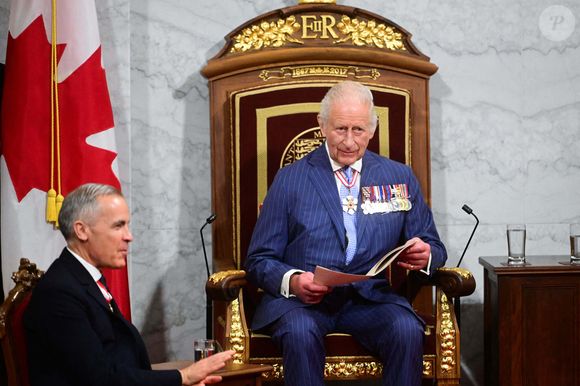 Le Premier ministre canadien Mark Carney écoute le roi Charles III prononcer le discours du trône sur le parquet du Sénat lors de l'ouverture officielle du Parlement du Canada, dans la salle du Sénat de l'édifice du Sénat du Canada, à Ottawa, dans le cadre de la visite royale de deux jours au Canada. Mardi 27 mai 2025. Photo de Victoria Jones/PA Wire/ABACAPRESS.COM