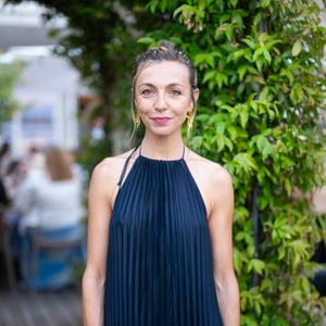 “Il nous cachait avec des plantes, des trucs pour pas qu'on voit le cache-téton, le string qui est scotché à ta cuisse, que tu te caches derrière un journal”

Amélie Etasse - Soirée en collaboration avec la marque de rhum de JoeyStarr « Carnival » au restaurant Neptune à Monaco lors du 64e Festival de télévision de Monte-Carlo
© Pierre Perusseau / Osuna / Bestimage