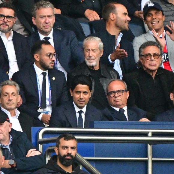 Le businessman Jean-Claude Darmon, l'ex-président de la République Nicolas Sarkozy, l'actuel président du PSG Nasser al-Khelaïfi et Xavier Bertrand, président LR des Hauts-de-France ont également été vus ensemble.

Jean-Claude Darmon, Nicolas Sarkozy, Nasser al-Khelaïfi, Luis Campos, Xavier Bertrand - Célébrités dans les tribunes du match de football de Ligue 1 McDonald's opposant le  RC Lens au Paris Saint-Germain (PSG) (0-2) au Parc des Princes à Paris le 14 septembre 2025. © Christian Liewig/Bestimage