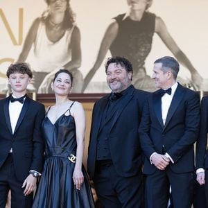 Malgré leur séparation en juin 2025, ses parents continuent de collaborer et ont monté les marches de Cannes avec lui.

Simon Jacquet, Leonardo Sbaraglia, Marcel Canet, Marion Cotillard, Denis Ménochet, Guillaume Canet, guest, guest - Montée des marches du film « Karma » lors du 79ème Festival International du Film de Cannes, le 15 mai 2026. © Olivier Borde / Bestimage