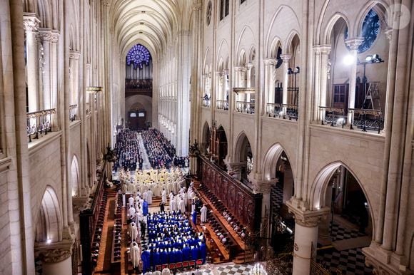 Première messe, en présence de personnalités, célébrée par l'archevêque de Paris, Mgr L.Ulrich - Messe de consécration du mobilier liturgique de la cathédrale Notre-Dame de Paris, le 8 décembre 2024. Joyau de l’art gothique, lieu de culte et de culture, symbole universel de la France et de son histoire, la cathédrale de Notre-Dame de Paris rouvre ses portes les 7 et 8 décembre, cinq ans après le terrible incendie ravageur, survenu le 15 avril 2019. 
© Cyril Moreau / Bestimage