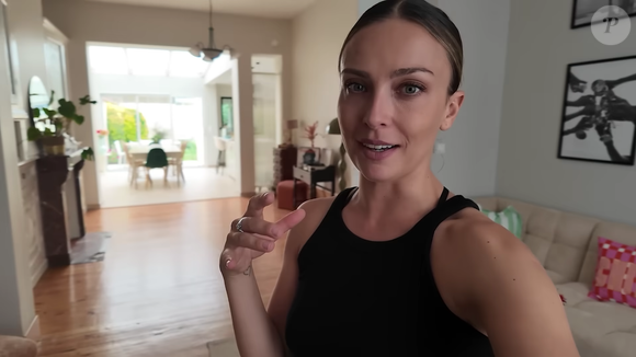 "J'ai eu un coup de coeur énorme quand j'ai visité cette maison. Alors, il fallait se projeter. On a fait beaucoup de travaux", déclare-t-elle à propos de son chez elle. 

Capture d'écran de la vidéo "J'ai acheté la maison de mes rêves (et je vous la fais visiter)" d'Inès Vandamme