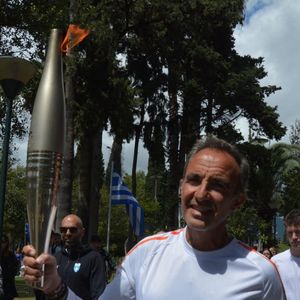 Nikos Aliagas porte la flamme olympique à Missolonghi, en Grèce, le 25 avril 2024. Photo par Eurokinissi/ABACAPRESS.COM