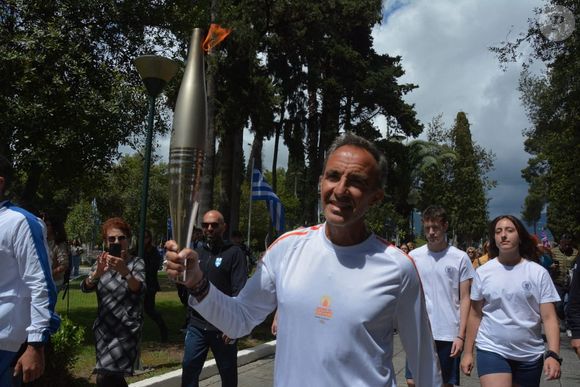 Nikos Aliagas porte la flamme olympique à Missolonghi, en Grèce, le 25 avril 2024. Photo par Eurokinissi/ABACAPRESS.COM