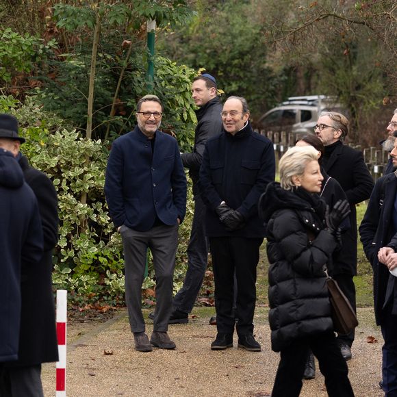 Exclusif - Arthur (Jacques Essebag) et Xavier Niel - Obsèques de Claude Berda au cimetière de Bagneux, le 22 décembre 2025. Co-fondateur de la société de productions télévisuelles, AB Productions, en 1977 avec J.C.Azoulay, Claude Berda est décédé le 19 décembre 2025 à l'âge de 78 ans. © Agence / Bestimage