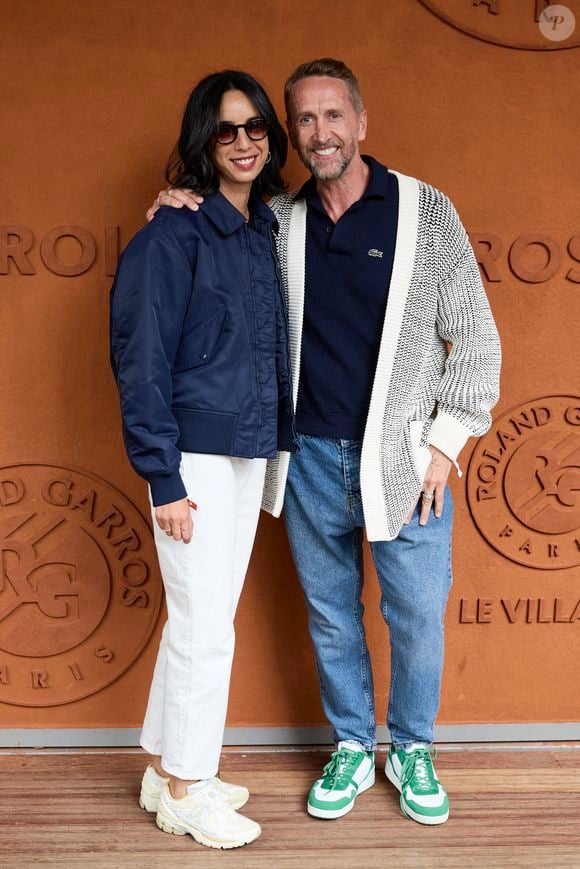 Une chose est sûre, au regard de la notoriété de l'auteur et humoriste, Merci Jérôme va rapidement rectifier le tir !

Sarah Caverivière et son mari Philippe - Les célébrités au village lors des Internationaux de France de tennis de Roland Garros 2024 à Paris. Le 5 juin 2024. 
© Jacovides-Moreau/Bestimage