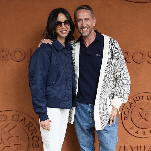 Une chose est sûre, au regard de la notoriété de l'auteur et humoriste, Merci Jérôme va rapidement rectifier le tir !

Sarah Caverivière et son mari Philippe - Les célébrités au village lors des Internationaux de France de tennis de Roland Garros 2024 à Paris. Le 5 juin 2024. 
© Jacovides-Moreau/Bestimage
