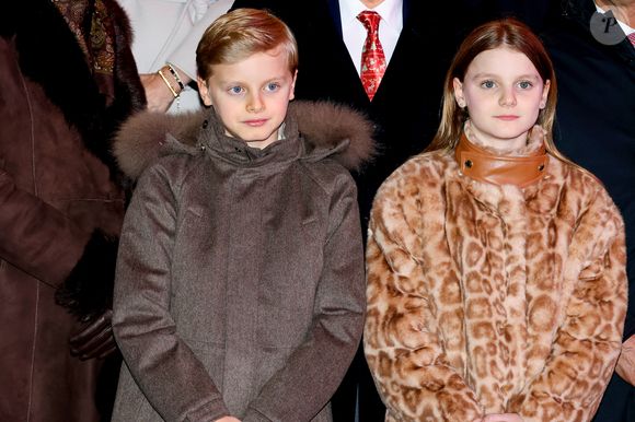 Le prince Albert II de Monaco, la princesse Charlene, leurs enfants, la princesse Gabriella et le prince héréditaire Jacques ont inauguré le marché de Noël sur le port Hercule à Monaco, le 5 décembre 2025. La famille princière était accompagnée par Mélanie Antoinette de Massy, M. Georges Marsan, le maire de Monaco, M. Christophe Mirmand, le ministre d'Etat de la Principauté, M. Thomas Brezzo, le président du Conseil National monégasque, et bon nombre d'élus municipaux. © Claudia Albuquerque/Bestimage