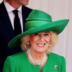 Le roi Charles III d'Angleterre, Camilla Parker Bowles, reine consort d'Angleterre, le prince William, prince de Galles, et Catherine (Kate) Middleton, princesse de Galles, accueillent le couple présidentiel français le président Emmanuel Macron et sa femme la Première Dame Brigitte Macron sur Datchet road à Windsor, Royaume Uni, le 8 juillet 2025 © Dominique Jacovides/Bestimage