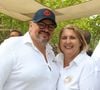 "J'ai du mal à m'empêcher de faire un truc que j'ai envie de faire et quand je le fais, je le fais à fond", lâche-t-elle, assumant sa gourmandise.
Les Chefs à Saint-Tropez fêtent les producteurs 2025 - Inauguration de la 5e édition, les Chefs et les producteurs se retrouvent sur la place des Lices à Saint-Tropez, le 3 mai 2025. La Cheffe Stéphanie Le Quellec et son mari David Le Quellec. ©Jean-Marc Lhomer / Bestimage.