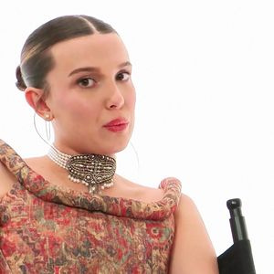 "Nous sommes plus qu’excités d’ouvrir ce nouveau chapitre de notre vie en tant que parents, dans la sérénité et l’intimité", ont-ils écrit dans un post en commun.

Millie Bobby Brown s’interviewe elle-même. Lors de la promotion de The Electric State, Millie Bobby Brown se met en scène interviewer elle-même, répondant à des questions sur son mariage, ses vacances pendant le tournage de Stranger Things, son rôle de tante, et bien plus encore le 17 mars 2025

Photo : Backgrid UK/ Bestimage