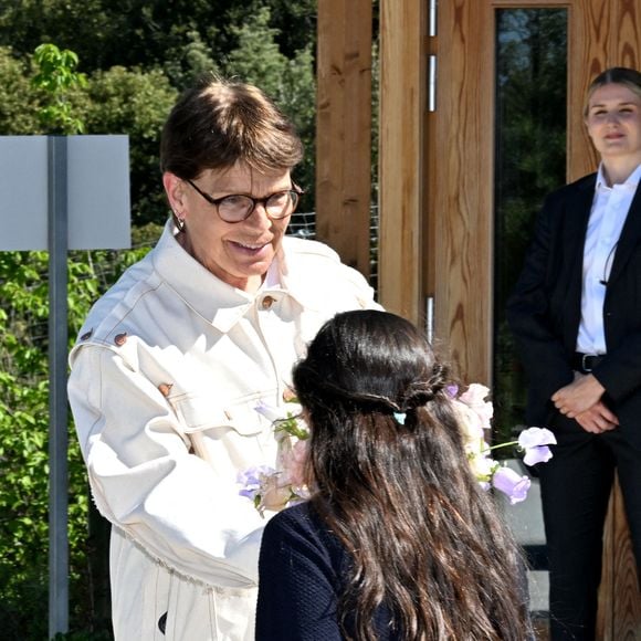 Stéphanie de Monaco, elle, a privilégié le confort absolu pour arpenter le refuge, avec une veste en denim beige, un jean et des baskets blanches.

La Princesse Stéphanie de Monaco visite les nouveaux locaux de la SPA de Monaco. 

© Bruno Bebert/Bestimage