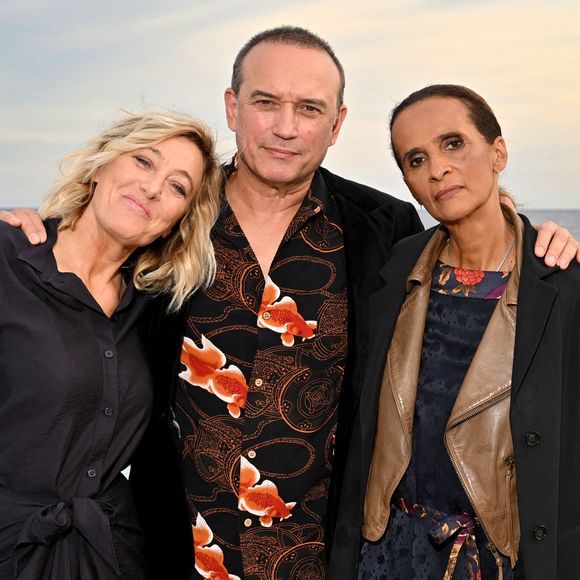 Valeria Bruni-Tedeschi, Vincent Perez et sa femme Karine Silla - Photocall du film "Un jeu dangereux" lors de la 8ème édition du Festival Cinéroman à Nice le 29 Septembre 2026. © Jacovides-Bebert/Bestimage