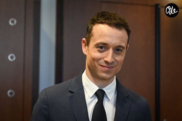 Le présentateur et producteur Hugo Clément arrive pour sa comparution devant la Commission d'enquête sur la neutralité, le fonctionnement et le financement de l'audiovisuel public à l'Assemblée nationale à Paris, le 24 février 2026. Photo de Firas Abdullah/ABACAPRESS.COM