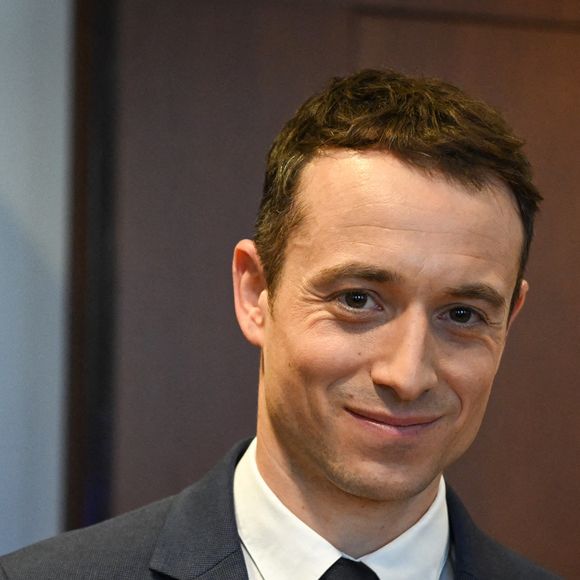 Le présentateur et producteur Hugo Clément arrive pour sa comparution devant la Commission d'enquête sur la neutralité, le fonctionnement et le financement de l'audiovisuel public à l'Assemblée nationale à Paris, le 24 février 2026. Photo de Firas Abdullah/ABACAPRESS.COM