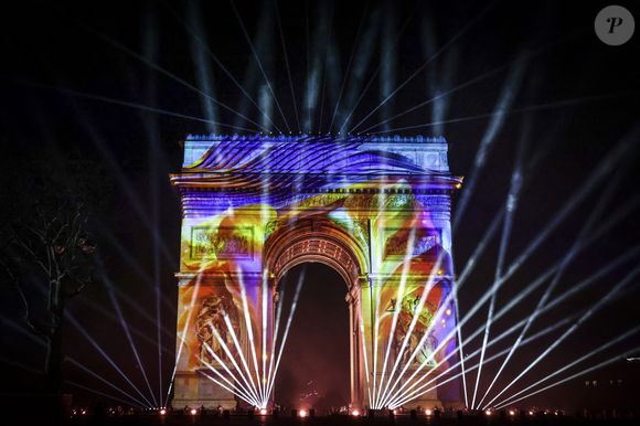 Exclusif - Stéphane Bern présente l'émission "La Grande Soirée du 31 de Paris" diffusée sur France 2 sur les Champs-Elysées, en présence de Anne Hidalgo et Gil Alma, à Paris, France, le 31 décembre 2025. © Jack Tribeca/BHM/Bestimage