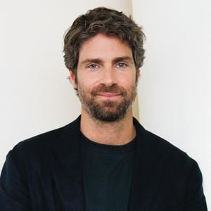 Exclusif - Tom Leeb lors du backstage de l'enregistrement de l'émission "Famille je vous aime" présentée par M. Drucker et qui sera diffusée le 13 juin 2025 sur France 3, aux Studios rive gauche à Paris, France, le 15 avril 2025. © Clovis-Gaffiot/Bestimage