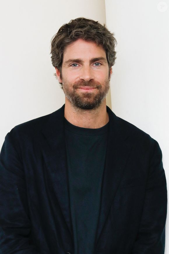 Exclusif - Tom Leeb lors du backstage de l'enregistrement de l'émission "Famille je vous aime" présentée par M. Drucker et qui sera diffusée le 13 juin 2025 sur France 3, aux Studios rive gauche à Paris, France, le 15 avril 2025. © Clovis-Gaffiot/Bestimage