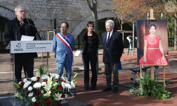 Exclusif - Dominique Besnehard, Jean-Luc Romero (Adjoint à la maire de Paris), Aude (soeur de Charlotte Valandrey) et Jean-Pierre Pascal (Père de Charlotte Valandrey) lors de la cérémonie de dénomination d’un jardin en hommage à Charlotte Valandrey, au 17 rue Hector Malot dans le XIlème arrondissement de Paris, France, le 4 avril 2025. © Coadic Guirec/Bestimage