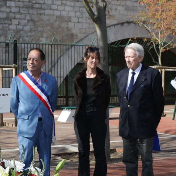 Exclusif - Dominique Besnehard, Jean-Luc Romero (Adjoint à la maire de Paris), Aude (soeur de Charlotte Valandrey) et Jean-Pierre Pascal (Père de Charlotte Valandrey) lors de la cérémonie de dénomination d’un jardin en hommage à Charlotte Valandrey, au 17 rue Hector Malot dans le XIlème arrondissement de Paris, France, le 4 avril 2025. © Coadic Guirec/Bestimage