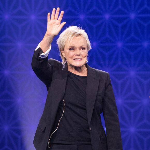 Exclusif - Muriel Robin pour les surprises de J.PCastaldi, C.Lara et F.X.Demaison lors de l'enregistrement de l'émission "La Boîte à secrets", présentée par F.Bollaert et diffusée le 9 janvier 2026 sur France 3, dans les studios du Lendit à Saint-Denis, France, le 2 décembre 2025. © Cyril Moreau/Bestimage