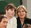 Sur cette photo, publiée en story, on voit le petit garçon poser aux côtés de sa maman. Derrière lui, on distingue son papa, Patrick Bruel. Sur les deux autres clichés postés par Oscar Bruel, aujourd'hui âgé de 21 ans, on le voit adolescent, puis plus grand, très proche de sa mère.
Amanda Sthers et son fils Oscar Bruel dans les tribunes des Internationaux de France de tennis de Roland Garros 2024 à Paris, France, le 31 mai 2024. © Jacovides-Moreau/Bestimage