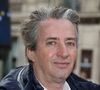 Il s'agit de Nicolas Poincaré.

Nicolas Poincaré - Présentation du bus Europe 1 pour la Presidentielle 2017 à Paris le 2 février 2017. © Denis Guignebourg/Bestimage
