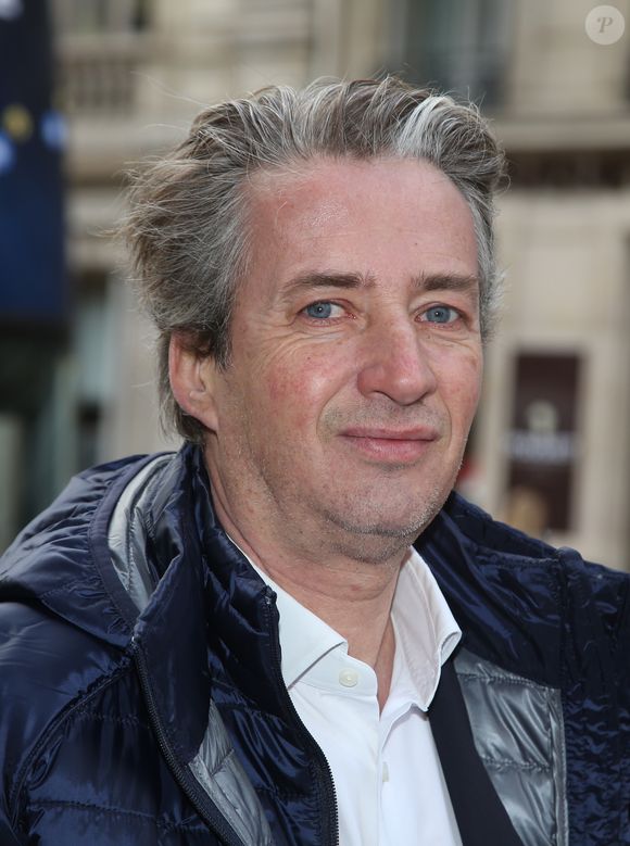 Il s'agit de Nicolas Poincaré.

Nicolas Poincaré - Présentation du bus Europe 1 pour la Presidentielle 2017 à Paris le 2 février 2017. © Denis Guignebourg/Bestimage