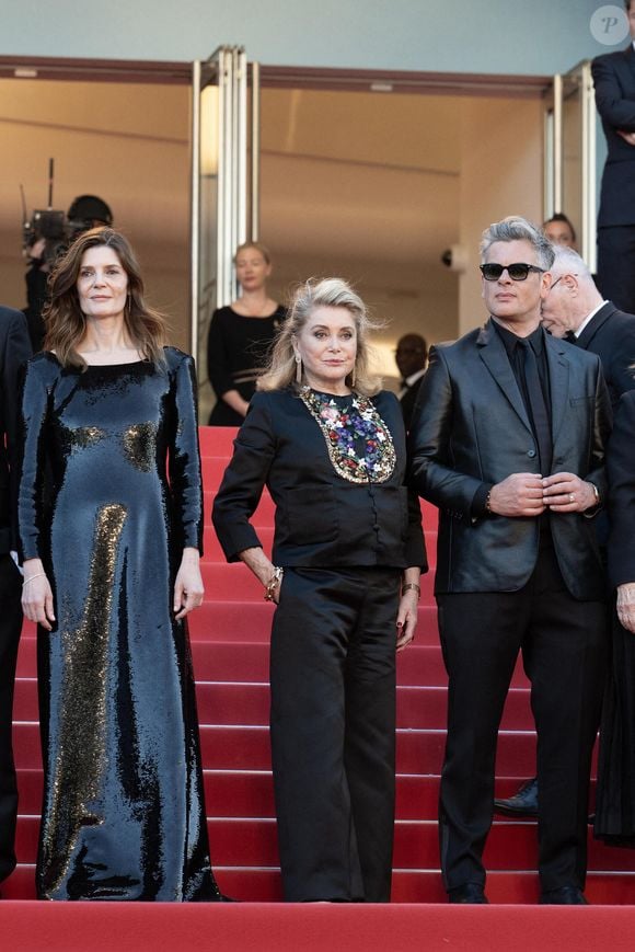 Benjamin Biolay, Catherine Deneuve et Chiara Mastroiani assistent au tapis rouge Marcello Mio lors de la 77e édition du Festival de Cannes au Palais des Festivals le 21 mai 2024 à Cannes, France. Photo de David Niviere/ABACAPRESS.COM
