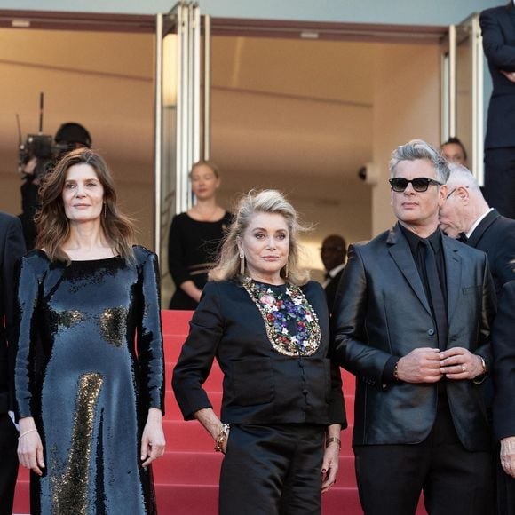 Benjamin Biolay, Catherine Deneuve et Chiara Mastroiani assistent au tapis rouge Marcello Mio lors de la 77e édition du Festival de Cannes au Palais des Festivals le 21 mai 2024 à Cannes, France. Photo de David Niviere/ABACAPRESS.COM