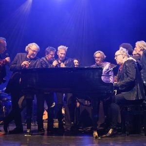 Cookie Dingler, célèbre chanteur des années 80, a donné son dernier concert à Pizieux, dans la Sarthe.

Jean-Louis Pujade (Emile et Images), Patrick Hernandez, Phil Barney, Plastic Bertrand, Lio, Jean-Pierre Savelli,  Léopold Nord & Vous, Cookie Dingler - Showcase pour l'avant-première du film "Stars 80, la suite" à l'Olympia de Paris. © Coadic Guirec/Bestimage