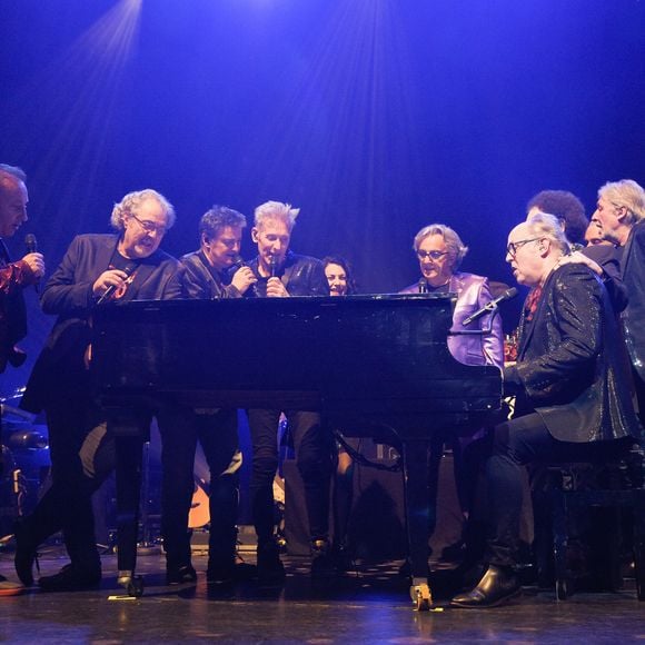 Cookie Dingler, célèbre chanteur des années 80, a donné son dernier concert à Pizieux, dans la Sarthe.

Jean-Louis Pujade (Emile et Images), Patrick Hernandez, Phil Barney, Plastic Bertrand, Lio, Jean-Pierre Savelli,  Léopold Nord & Vous, Cookie Dingler - Showcase pour l'avant-première du film "Stars 80, la suite" à l'Olympia de Paris. © Coadic Guirec/Bestimage