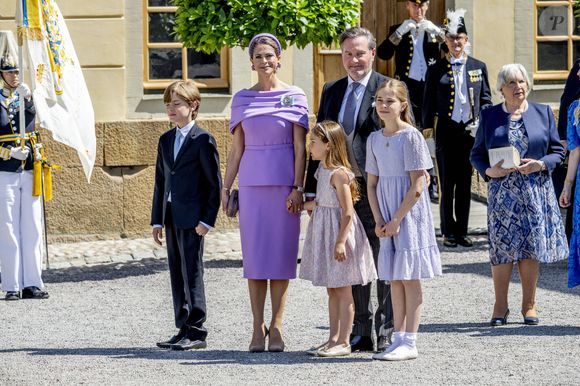 De nombreux invités étaient présents pour ce bel événement !

Baptême de la princesse Inès dans l'église du château de Drottningholm sur l'île de Lovön, le jour des noces d'étain du prince Carl Philip de Suède et de la princesse Sofia (Hellqvist) de Suède, le 13 juin 2025.
© Dana Press / Bestimage