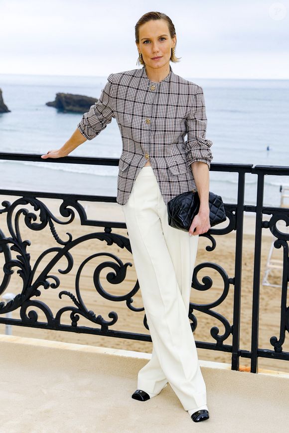 Ana Girardot - Photocall du défilé Chanel "Collection Croisière 2026-2027 (Chanel Cruise)" sur la terrasse du Casino municipal de Biarritz, le 28 avril 2026.

© Olivier Borde/Bestimage