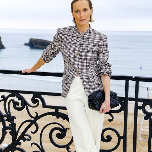 Ana Girardot - Photocall du défilé Chanel "Collection Croisière 2026-2027 (Chanel Cruise)" sur la terrasse du Casino municipal de Biarritz, le 28 avril 2026.

© Olivier Borde/Bestimage