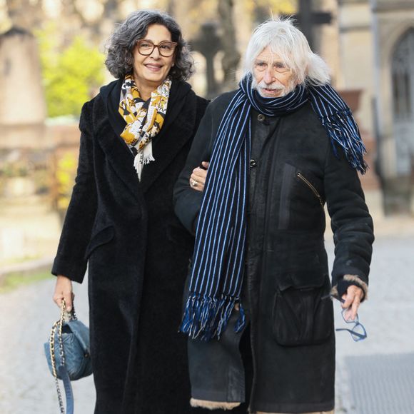 Pierre Richard et sa femme Ceyla Lacerda - Obsèques de Mylène Demongeot au cimetière du Père Lachaise à Paris, France, le 10 décembre 2022. © Christophe Clovis / Bestimage