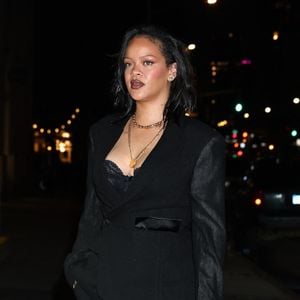 EXCLUSIF New York, NY La pop star Rihanna reçoit des fleurs pour la fête des mères alors qu'elle est en train d'acheter ses propres fleurs à New York.



Sur la photo : Rihanna