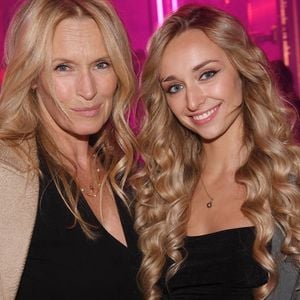 Estelle Lefébure a passé quelques jours à Marseille avec sa fille cadette.

Estelle Lefébure et sa fille Emma Smet - People à la soirée Calzedonia "Calzedomania" au Palais Brongniart à Paris pendant la fashion week femme printemps/été 
© Rachid Bellak / Bestimage