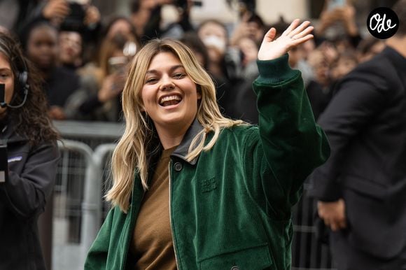 Louane assiste au défilé Miu Miu Femme Printemps-Été 2026 dans le cadre de la Fashion Week de Paris, le 6 octobre 2025 à Paris, en France. Photo de Laurent Zabulon/ABACAPRESS.COM