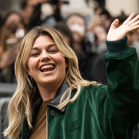 Louane assiste au défilé Miu Miu Femme Printemps-Été 2026 dans le cadre de la Fashion Week de Paris, le 6 octobre 2025 à Paris, en France. Photo de Laurent Zabulon/ABACAPRESS.COM