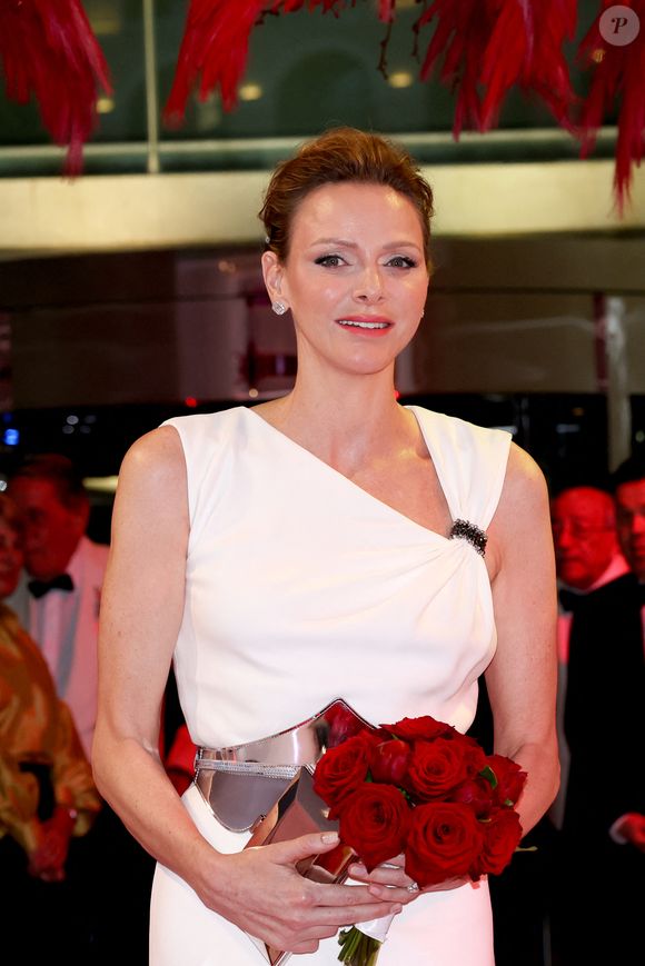 Mais c'est lors du dîner du gala, après la course, que Charlene a particulièrement brillé : l'ex-athlète sud-africaine de 47 ans a en effet opté pour une robe blanche immaculée, avec une étonnante ceinture dorée, qui lui donnait des airs de déesse grecque.

La princesse Charlene de Monaco lors de la soirée de gala du Grand Prix de Formule 1 de Monaco à la salle des étoiles au Monte-Carlo Sporting à Monaco le 25 mai 2025. © Claudia Albuquerque / Bestimage