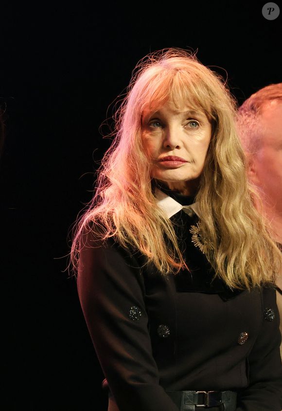 Arielle Dombasle, présidente du jury lors de la soirée d'ouverture de la 35ème édition du Festival du Film Britannique et Irlandais de Dinard le 3 octobre 2024.

© Denis Guignebourg / Bestimage