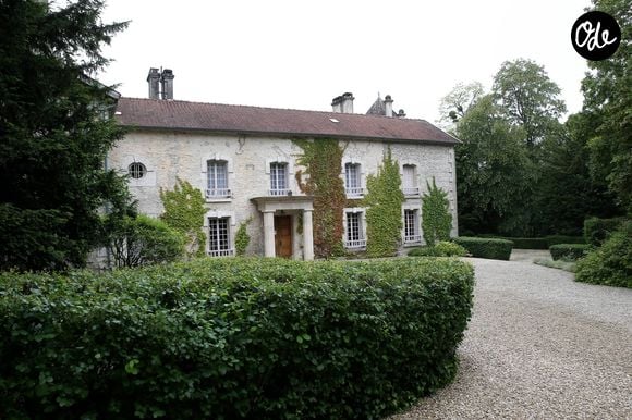 Illustration - La Boisserie, résidence personnelle du général Charles de Gaulle à Colombey-les-Deux-Églises, en Haute-Marne, est un musée ouvert au public dont le propriétaire est son fils, l'amiral Philippe de Gaulle. Colombey-les-Deux-Églises